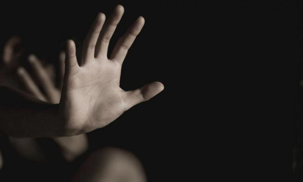 Φρίκη στη Μύκονο: 23χρονη τουρίστρια βιάστηκε από τρεις άνδρες -Ομολόγησαν την αποτρόπαιη πράξη τους